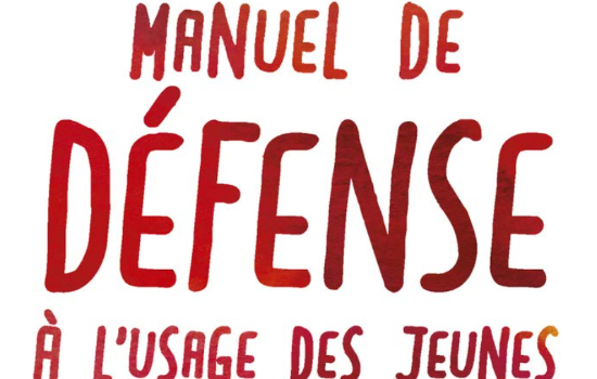 MANUEL DE DEFENSE A L'USAGE DES JEUNES FEMMES QUIVEULENT SE LIBERER DES STEREOTYPES Livre de poche